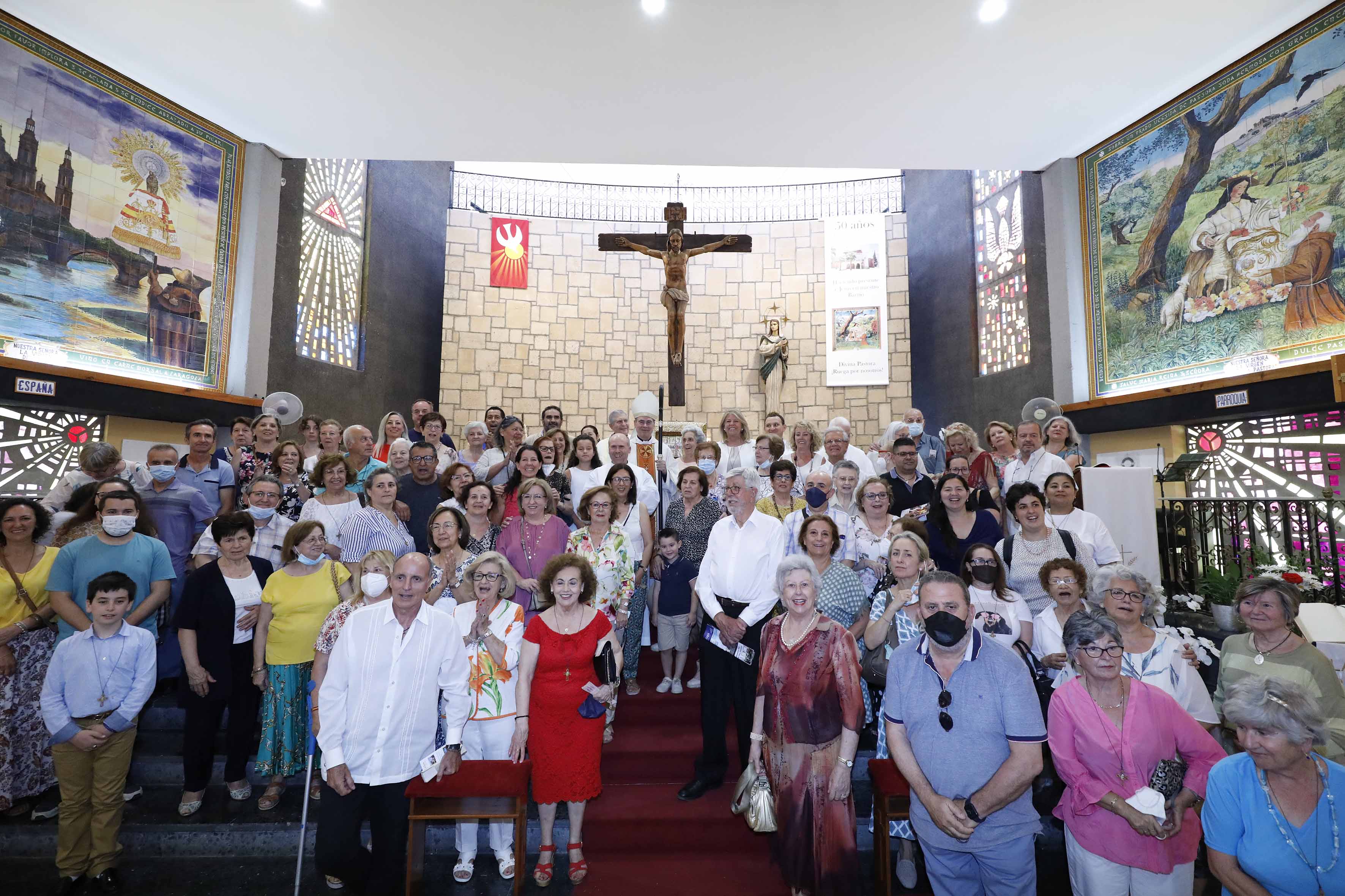 La alcaldesa asiste a la misa de clausura del año jubilar con motivo de la celebración del 50 aniversario de la parroquia de la Divina Pastora